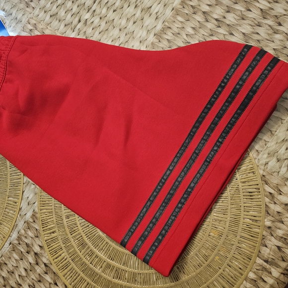 Adidas Neoclassic Red Short - Picture 3 of 8